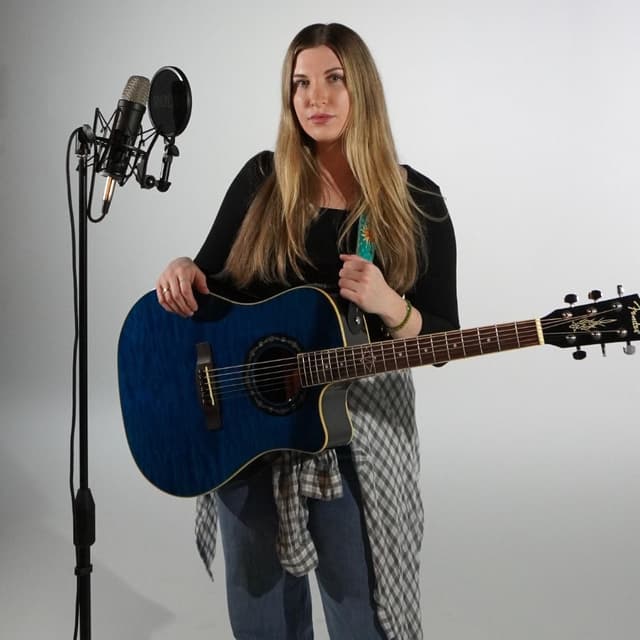 geomousik-paige-gray-performing.jpg